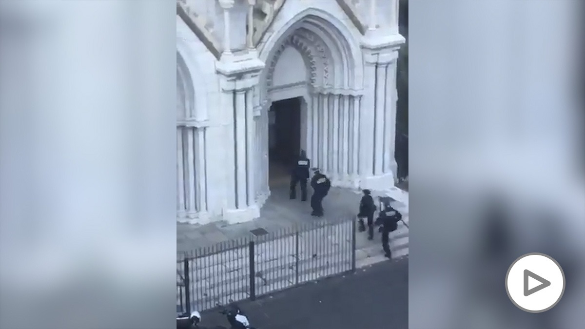 atentado niza catedral notre dame policias entrando yihadista