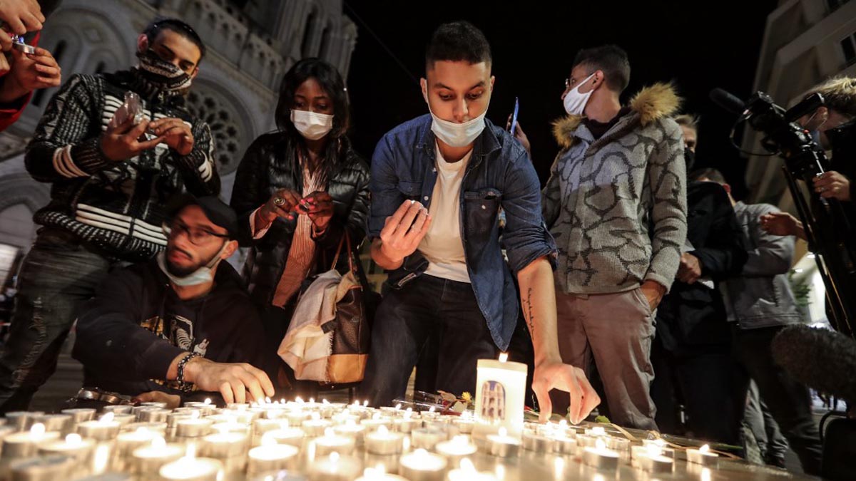 Varios ciudadanos de Niza depositan velas afuera de la catedral de Notre Dame, donde el jueves un terrorista islamista asesino a tres personas en un nuevo atentado yihadista. Foto: AFP