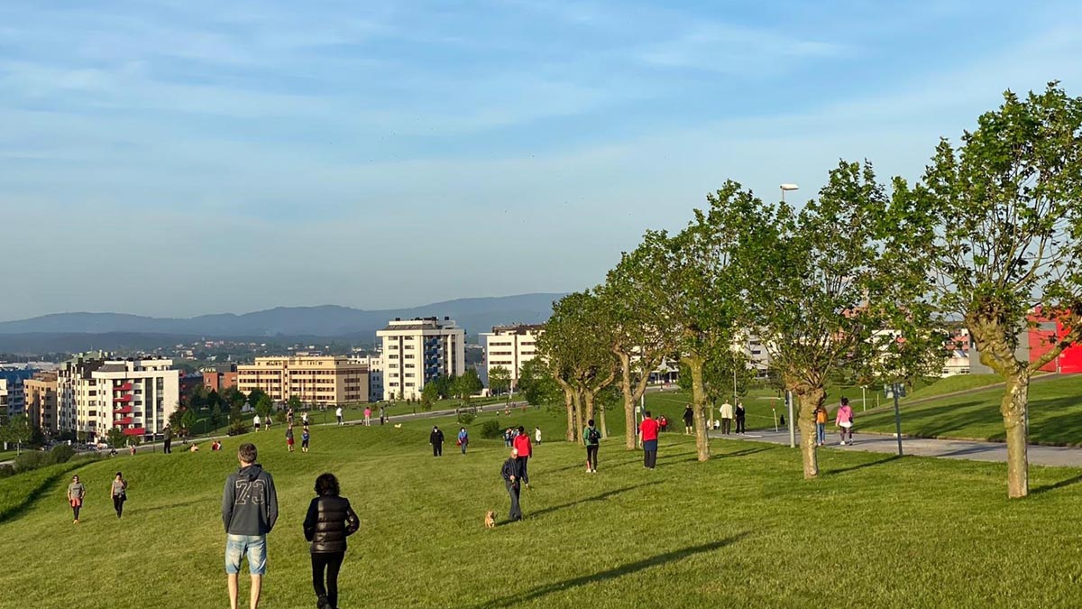 Gente disfrutando del buen tiempo en Oviedo. Foto: EP