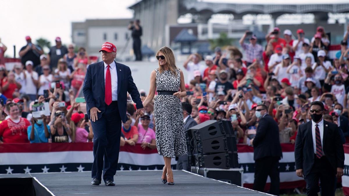 Donald Trump y su esposa Melania en un mitin del partido republicano que se juega su reelección a la Casa Blanca. Foto: AFP