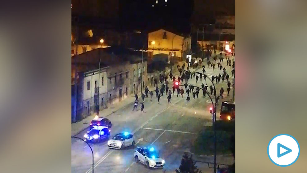 Jóvenes violentos atacan a la Policía en Burgos por las medidas anti Covid- “¡Pero si les tiran piedras!”