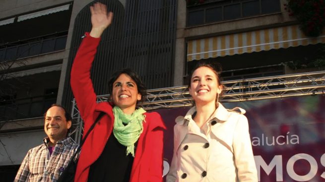 Teresa Rodríguez junto a Irene Montero en un mitin.