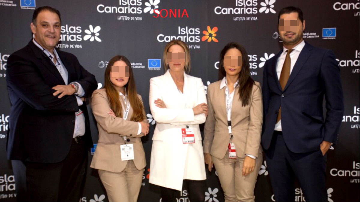 Martín Jerónimo Hernández (a la izquierda), su pareja Sonia Fleitas (en el centro) y el resto del equipo de SKA Hotels, en Madrid en la feria Fitur de 2019.