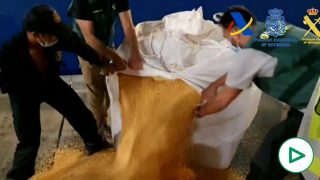 Cocaína interceptada en un barco de maíz.