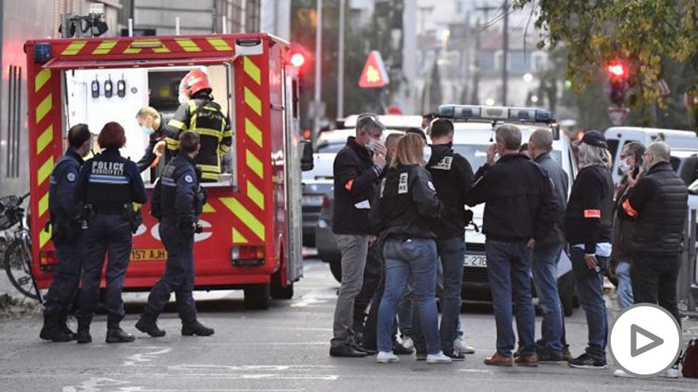 Ambulancias y agentes de policía a las afueras de la iglesia donde un sacerdote ha resultado herido de bala. Foto: AFP