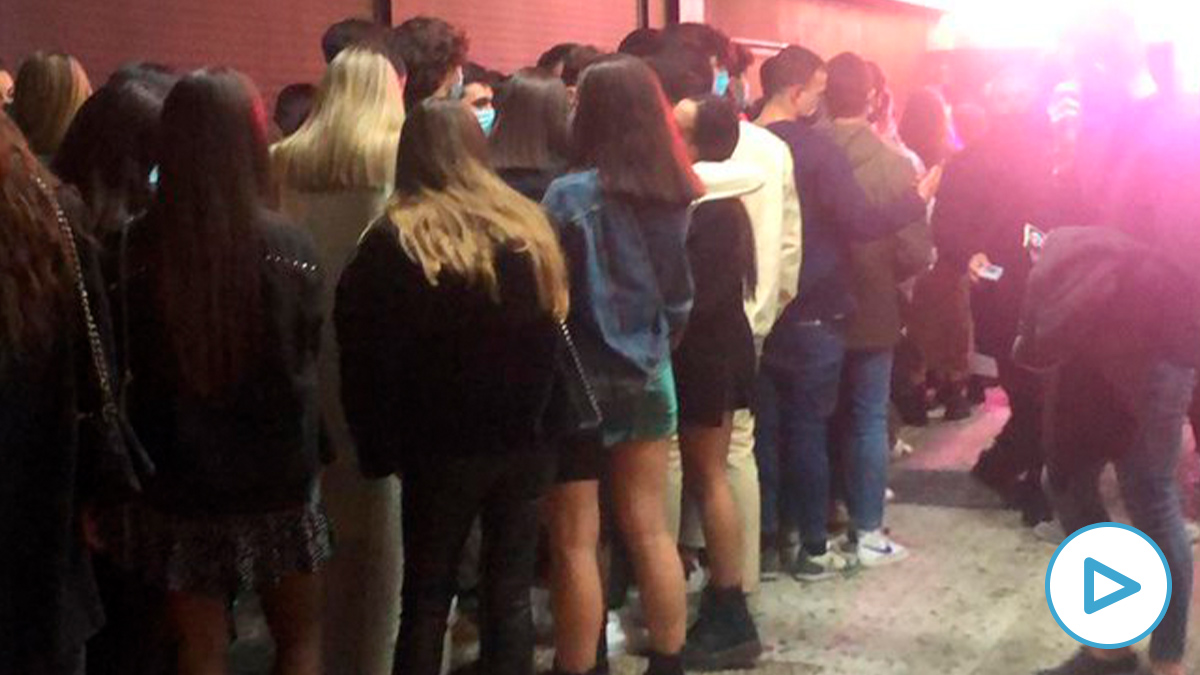 Decenas de jóvenes a las puertas de la discoteca La Nuit de Madrid para celebrar Halloween
