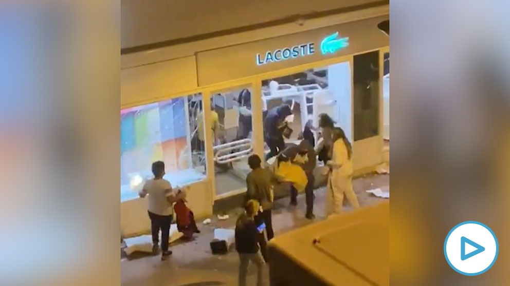 Los manifestantes saquean una tienda de Lacoste en Logroño.