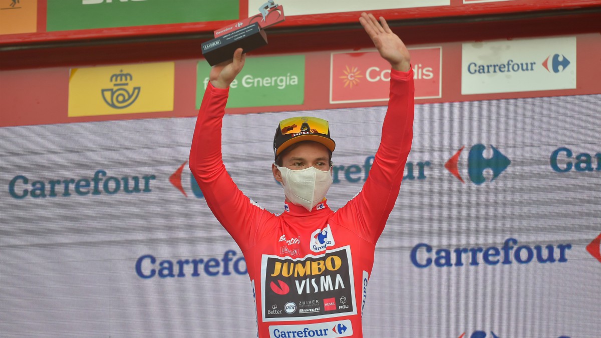 Primoz Roglic mantiene el maillot rojo que le acredita como líder de la Vuelta a España. (AFP)