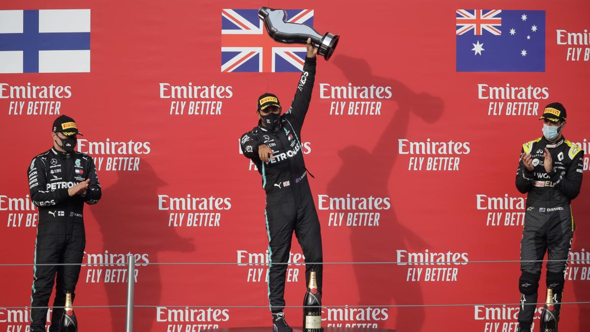 Hamilton, Bottas y Ricciardo en el podio tras el Gran Premio de Emilia-Romaña. (AFP)