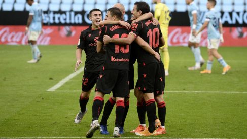 Los jugadores de la Real Sociedad celebran un gol ante el Celta. (AFP)
