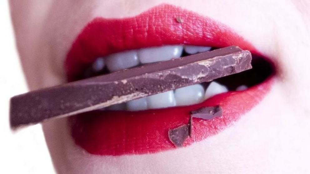Por qué se oscurecen los dientes y qué hacer para blanquearlos