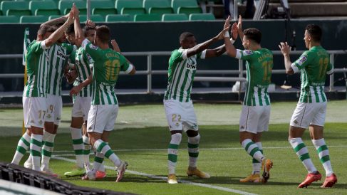 Los jugadores del Betis celebran un gol. (EFE)