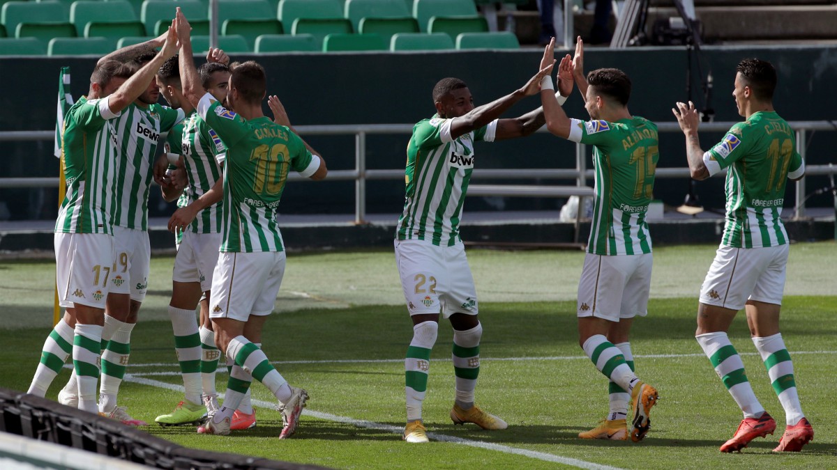 Los jugadores del Betis celebran un gol. (EFE)