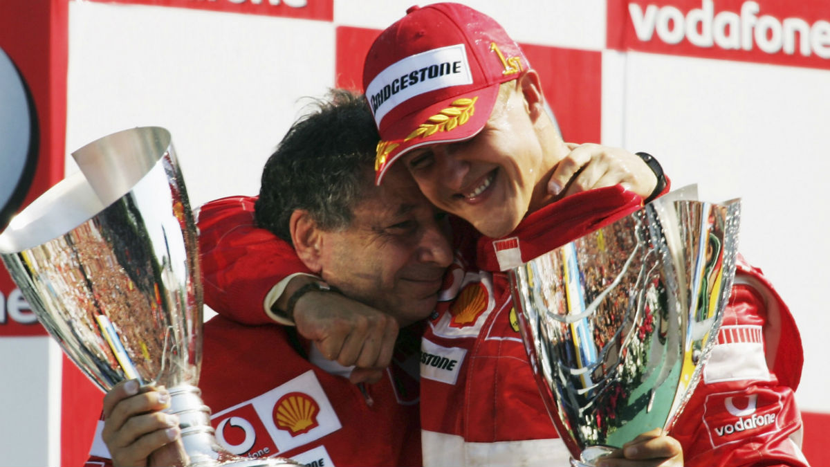 Michael Schumacher se abraza con Jean Todt. (Getty)