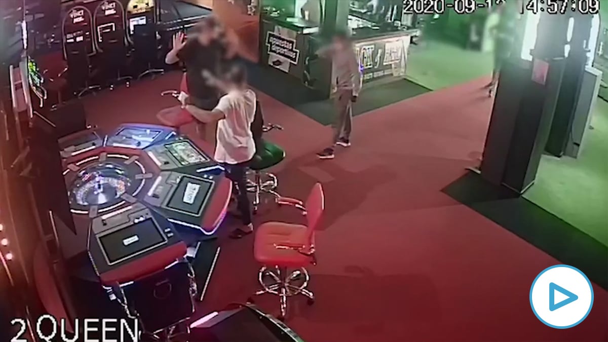 Momento del atraco a un casino de Arona, Tenerife. (Vídeo: Guardia Civil)