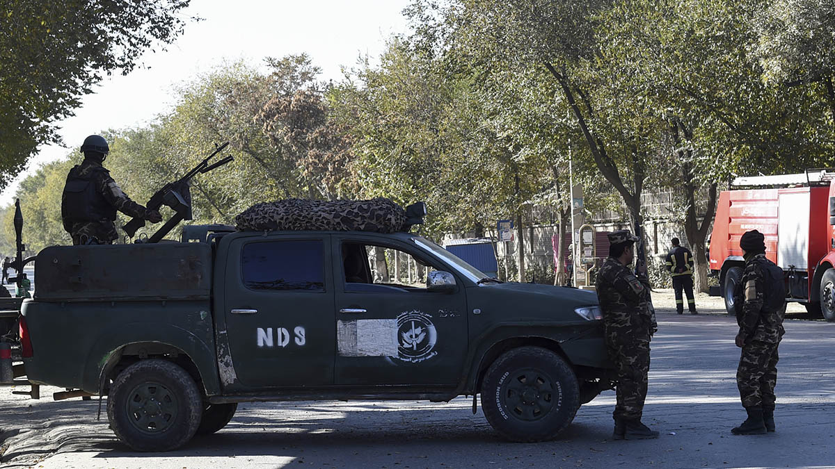 Fuerzas de seguridad vigilan la Universidad e Kabul tras el atentado perpetrado este lunes.