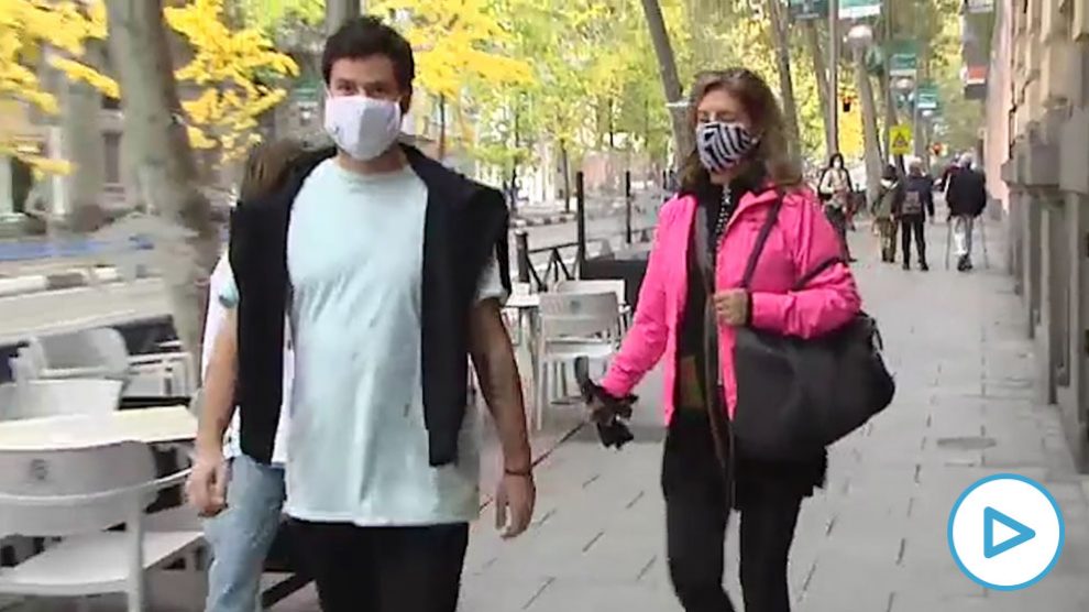 Rosalía Iglesias, mujer de Bárcenas, pasea por Madrid pendiente de entrar en prisión.