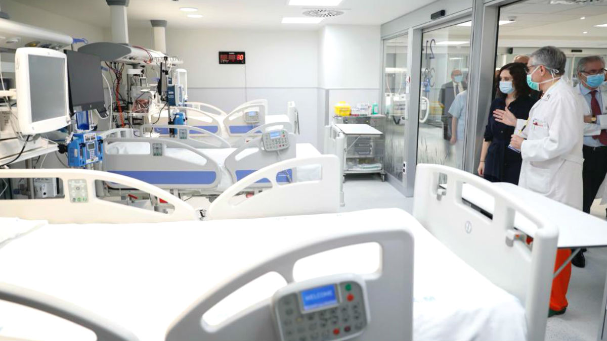 Isabel Díaz Ayuso estrena una UCI flexible de 35 camas en el Hospital Gregorio Marañón para enfermos críticos.