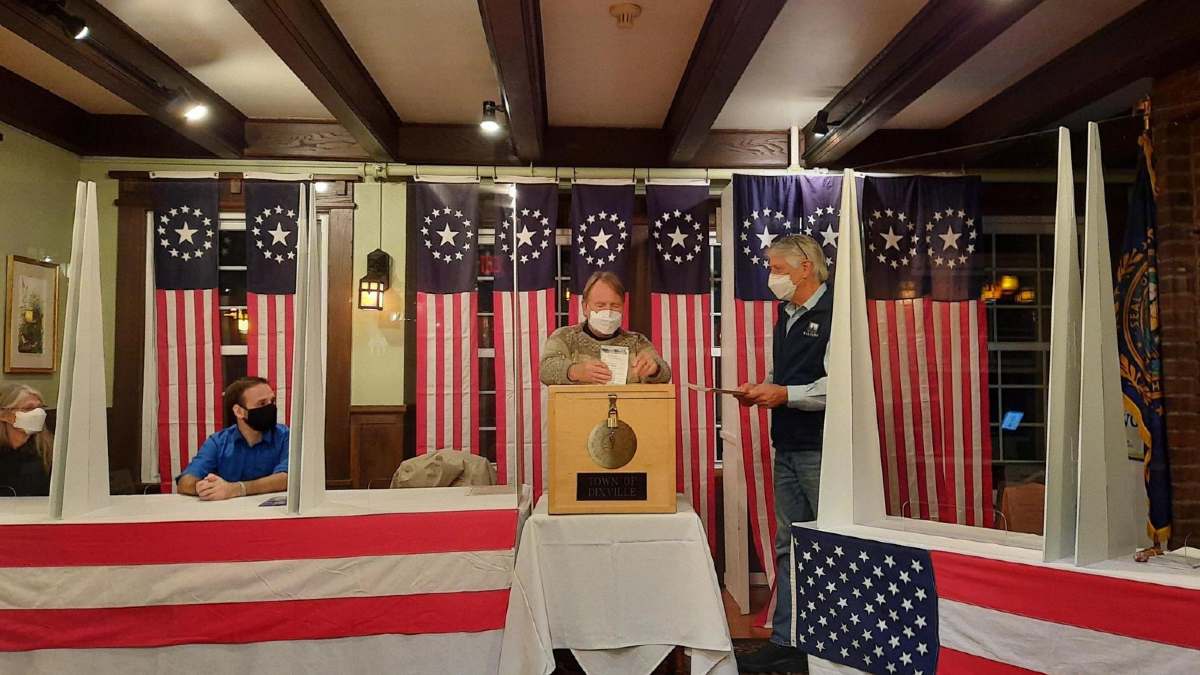 Biden y Trump se reparten victorias en los dos primeros pueblos en desvelar resultados electorales