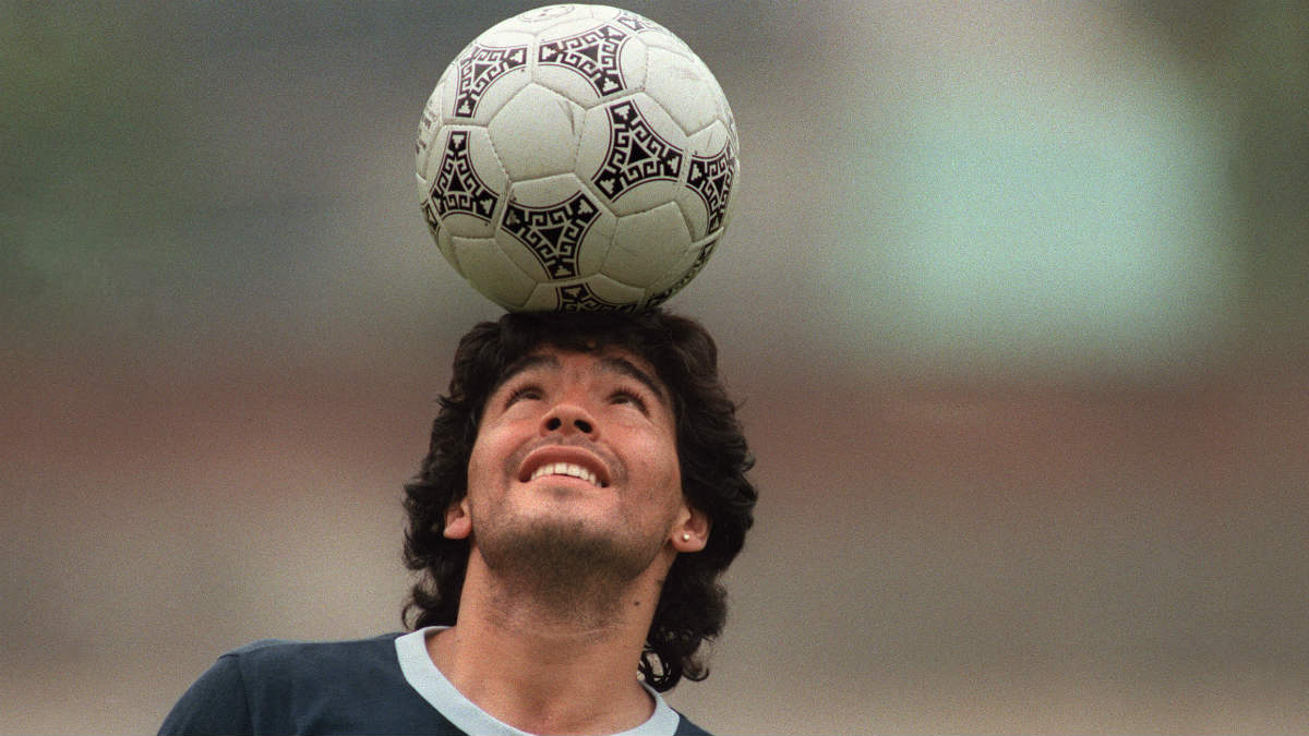 Diego Armando Maradona hace malabares con el balón. (AFP)