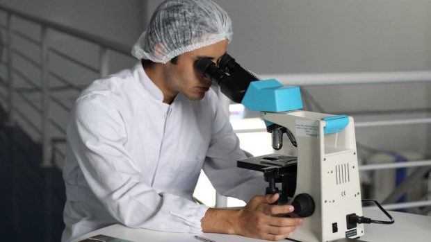 Andalucía registra 544 casos, 800 menos que hace una semana, y baja su tasa hasta 154