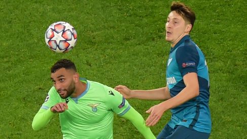 Fares y Kuzyaev disputan un balón. (AFP)