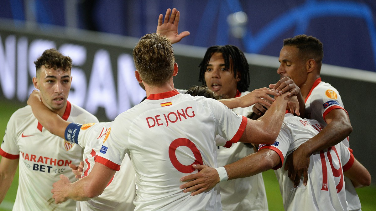Los jugadores del Sevilla celebran un gol. (AFP)