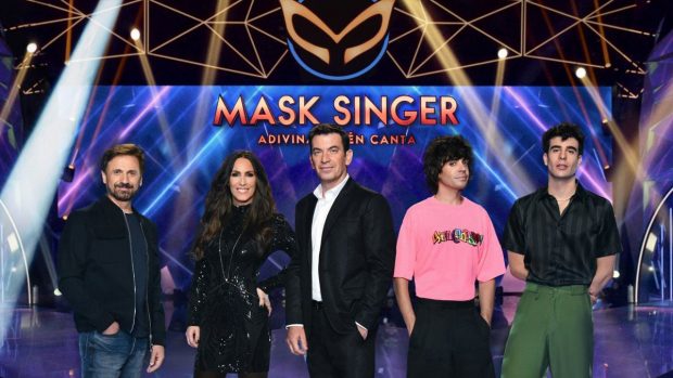 Arturo Valls junto a los investigadores de 'Mask Singer'