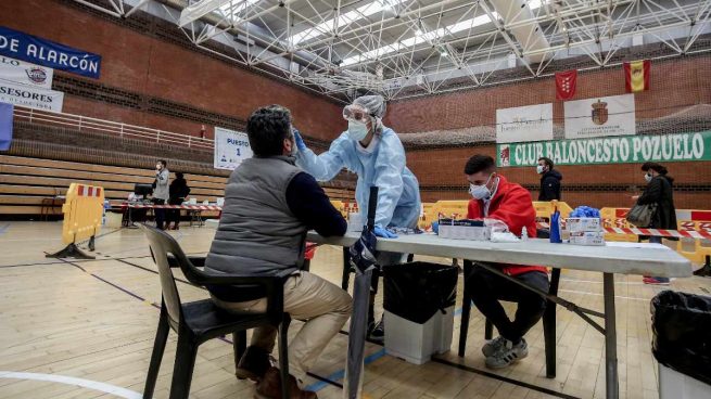 Andalucía registra menos casos de coronavirus de mil positivos diarios por primera vez desde mayo