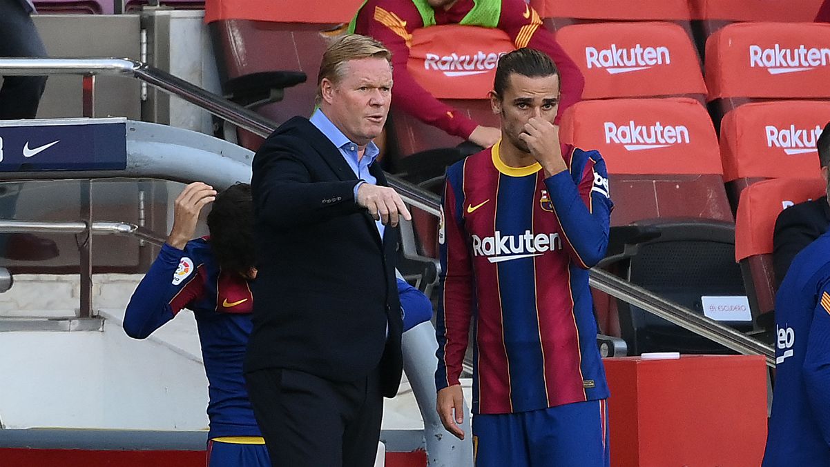 Ronald Koeman da instrucciones a Griezmann antes de entrar al terreno de juego (AFP).