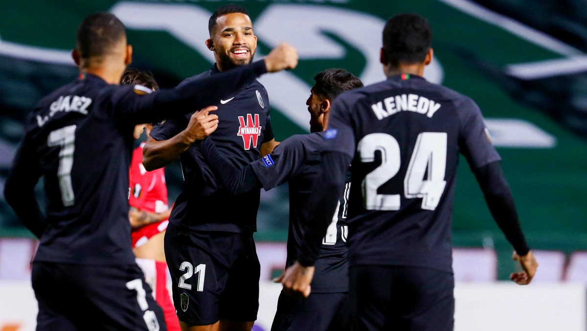 Los jugadores del Granada celebran el gol de Yangel. (AFP)