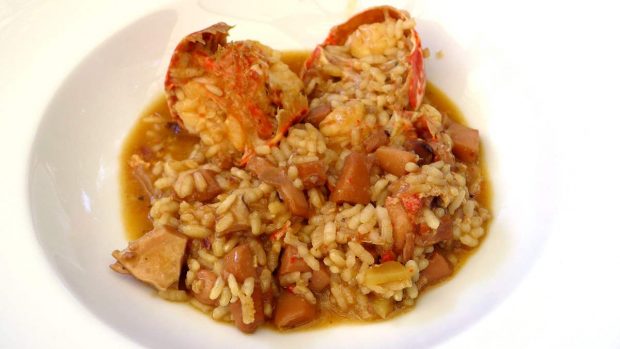 Arroz caldoso con pollo y buey de mar