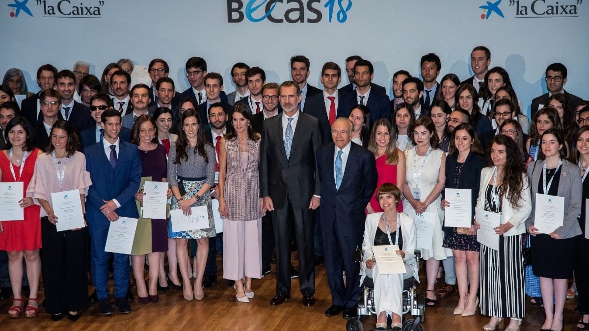 Fotografía de familia de los becados por la Fundación la Caixa.