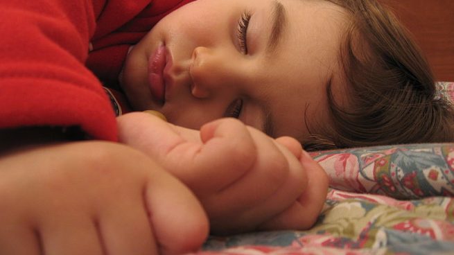 Uno de cada cinco estudiantes españoles acude a clase con signos de somnolencia, según los pediatras