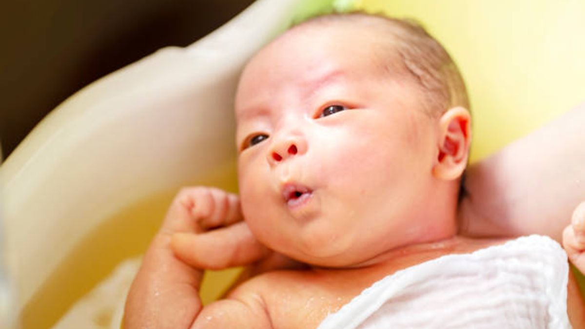 Las causas, y qué hacer, por las que algunos bebés lloran cuando los bañamos