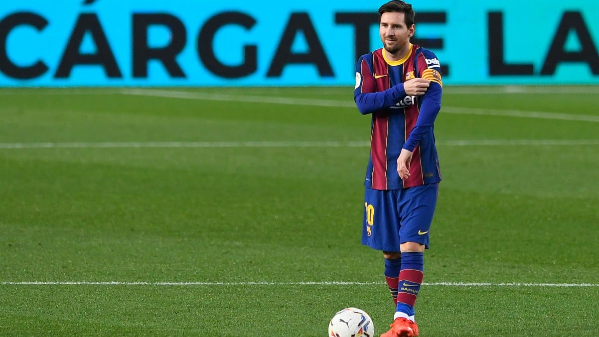 Leo Messi, justo antes del segundo tiempo ante el Betis sobre el césped del Camp Nou. (AFP)