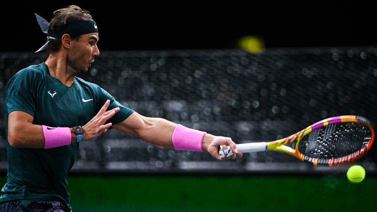 Rafa Nadal resta el saque de Zverev en la semifinal de Paris-Bercy. (AFP)