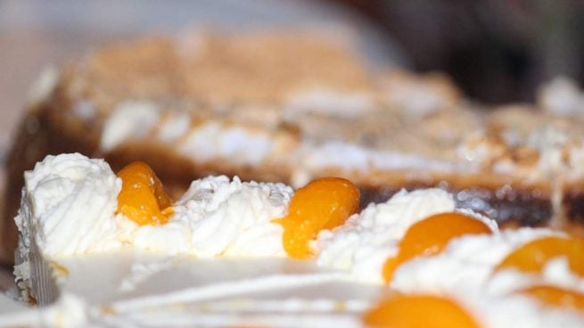 Tarta de almendras, ricota y melocotón