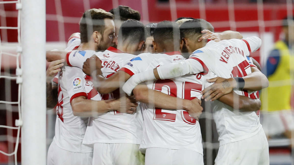 Los jugadores del Sevilla celebran el 1-0 ante Osasuna. (EFE)