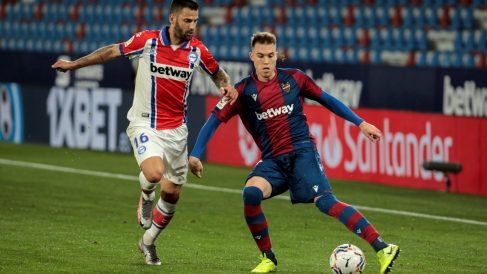 Edgar y Clerc pelean por un balón. (EFE)