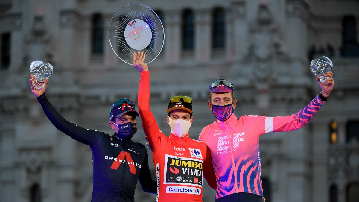 Los tres primeros de la Vuelta a España, con Roglic como ganador. (AFP)
