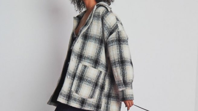 El abrigo de cuadros más bonito (y barato) de la temporada es este de  Pull&Bear que rejuvenece a los 50