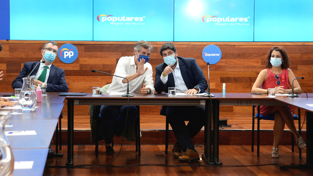 Fernando López Miras (segundo por la izquierda), presidente de la Región de Murcia, en un evento de alcaldes del PP celebrado en Murcia. (Foto: Europa Press)