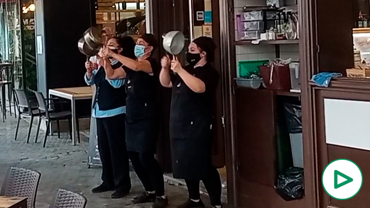 Cacerolada de la hostelería e Sevilla en protesta por las pocas ayudas del Gobierno al sector.