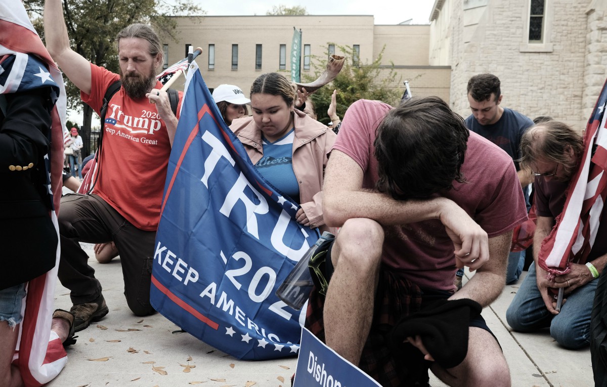 Seguidores de Trump rezando en Georgia. (ohn Arthur Brown/ZUMA Wire/dpa)