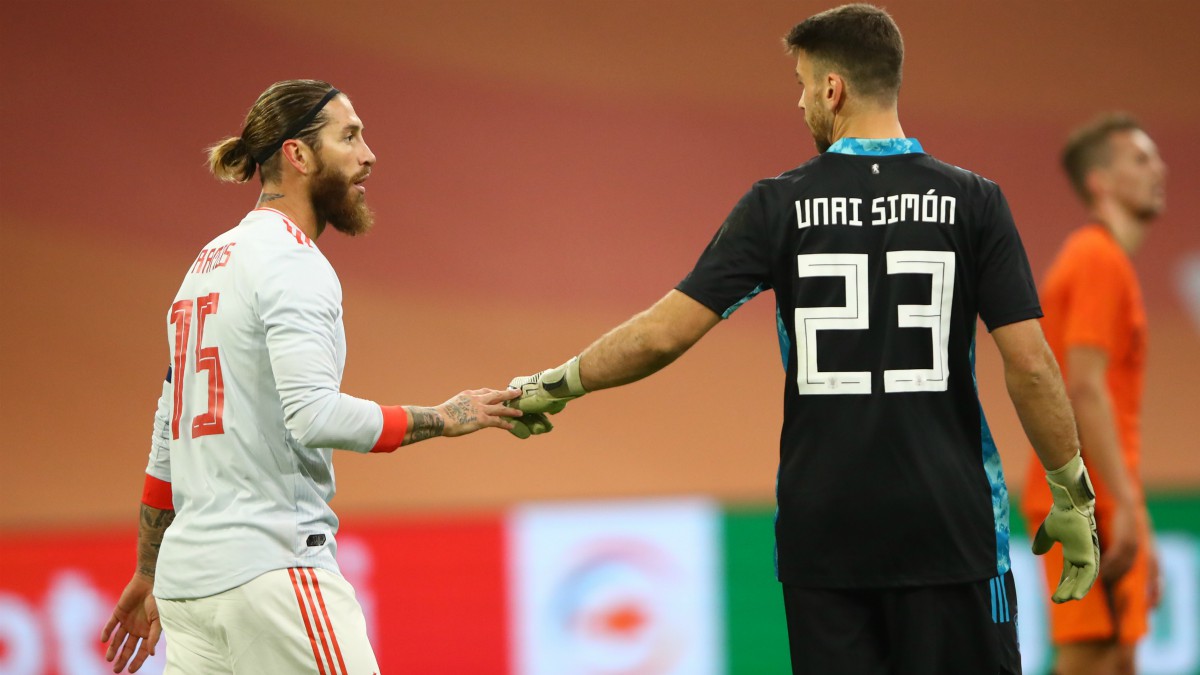 Unai Simón junto a Sergio Ramos tras el Holanda-España (AFP).