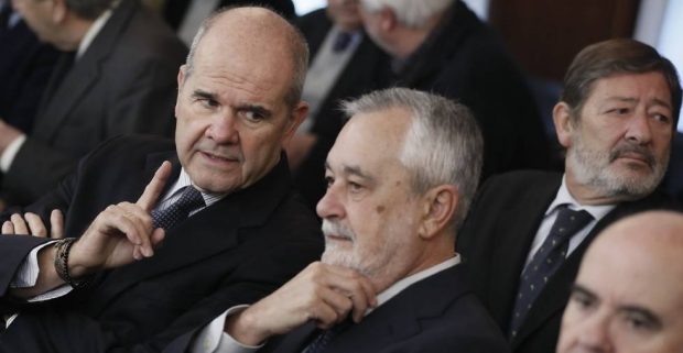 Los ex presidentes de la Junta de Andalucía, Manuel Chaves y José Antonio Griñán, en el banquillo de los acusados del juicio de los ERE. 