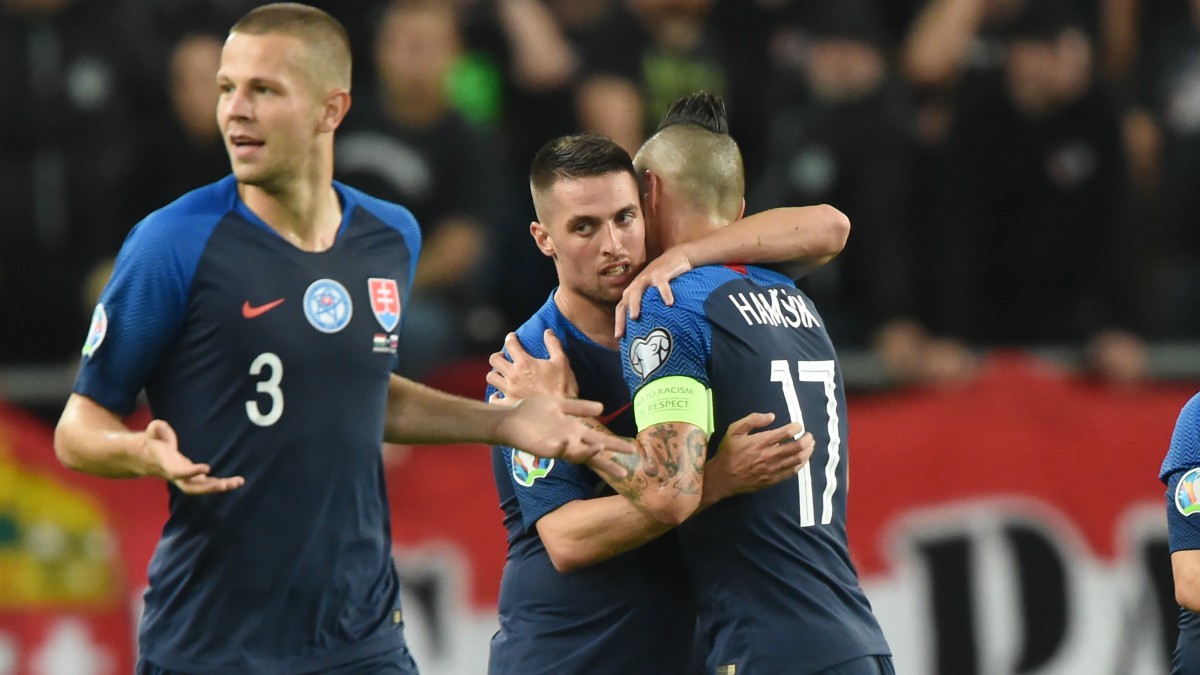 Los jugadores de Eslovaquia celebran un tanto. (AFP)