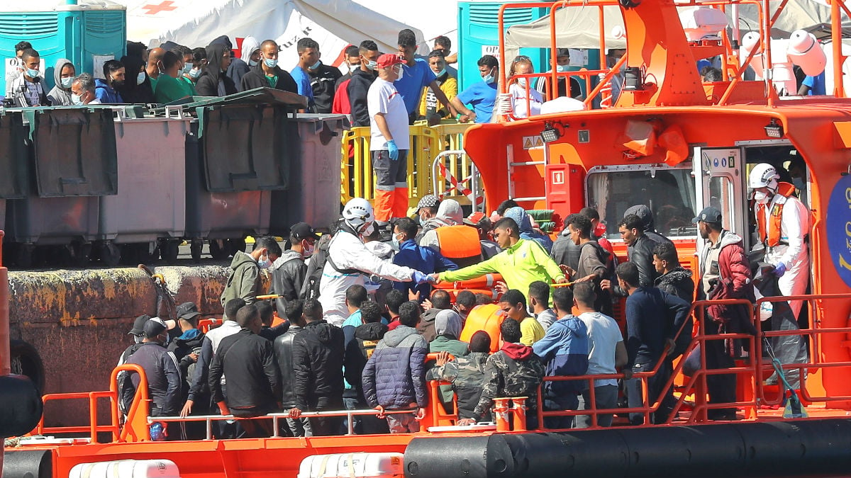 Una embarcación de Salvamento Marítimo llena de inmigrantes ilegales. (Foto: EFE).