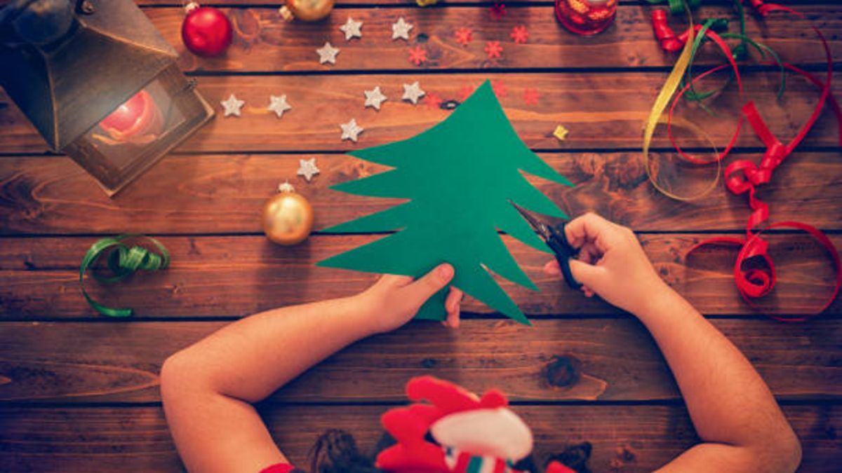 Cómo hacer un árbol de Navidad de papel con los niños